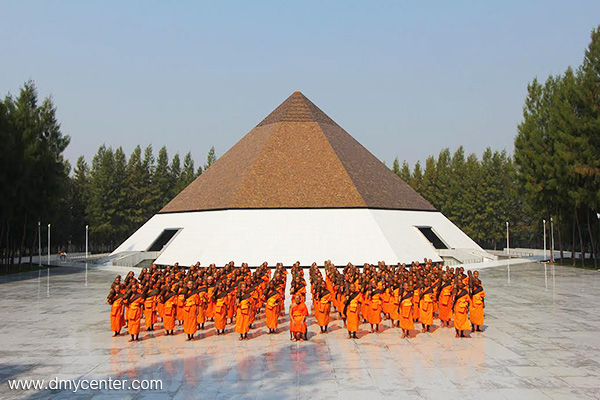 โครงการอุปสมบทหมู่ บูชาธรรม ๑๐๗ ปี คุณยายอาจารย์ มหารัตนอุบาสิกาจันทร์ขนนกยูง ครูผู้สืบสานวิชชาธรรมกาย   อบรมระหว่างวันที่ 9 มกราคม ถึงวันที่ 28 กุมภาพันธ์ พ.ศ. 2559