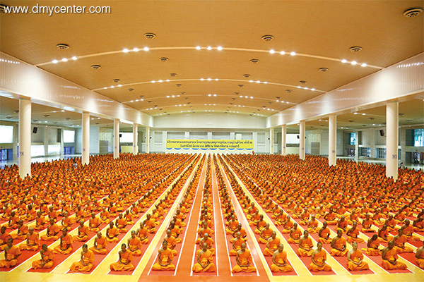 โครงการอุปสมบทหมู่พระพี่เลี้ยงสามเณรล้านรูป   ศูนย์ฝึกอบรมวัดพระธรรมกาย